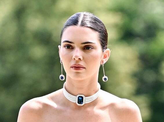 Kendall Jenner Wore Some Appropriately Regal Jewelry on the Jacquemus Runway in Versailles