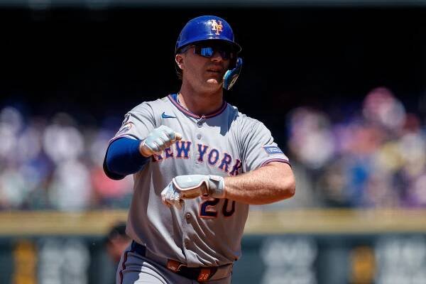 Pete Alonso, New York Mets first baseman, rounding the bases.