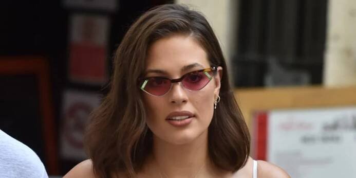 Ashley Graham v bílé vypadá výborně. 
