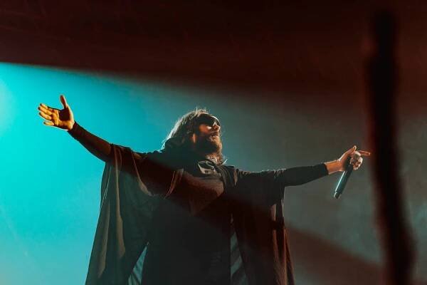 Jareda Leta svlékaly fanynky očima. Thirty Seconds To Mars se po šesti letech vrátili do Prahy