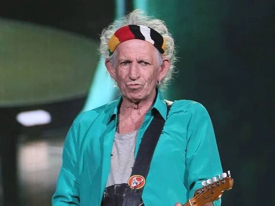 Neměl problém s drogami, ale s policií. Osmdesátník Keith Richards. Kytarista, kterého stihl zázrak