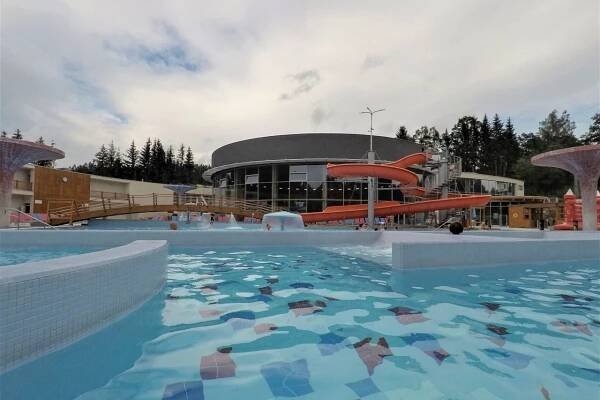 Sirné a termální prameny v údolí řeky Desné pod kopci Jeseníků, to jsou Lázně Velké Losiny | Střední Čechy
