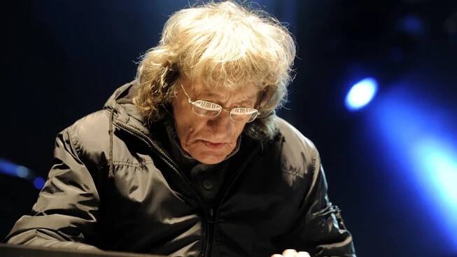 Marián Varga s Collegiem Musicem a orchestrem hrají jednu ze svých nejznámějších skladeb Hommage à J. S. Bach. Záznam z nitranského divadla. Foto: ČTK