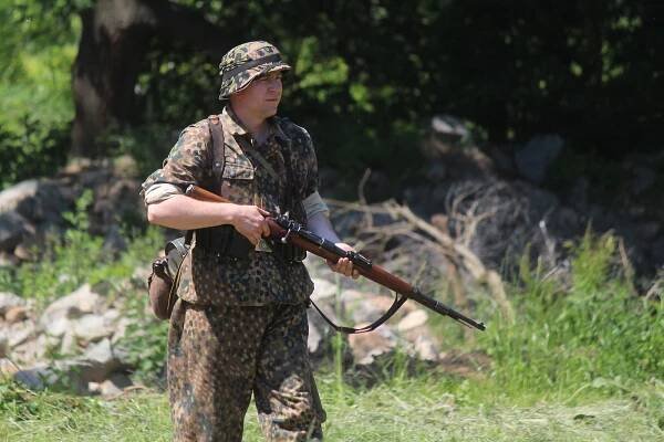 Rudá armáda přemohla fašisty. Po boji vojáci zapili mír