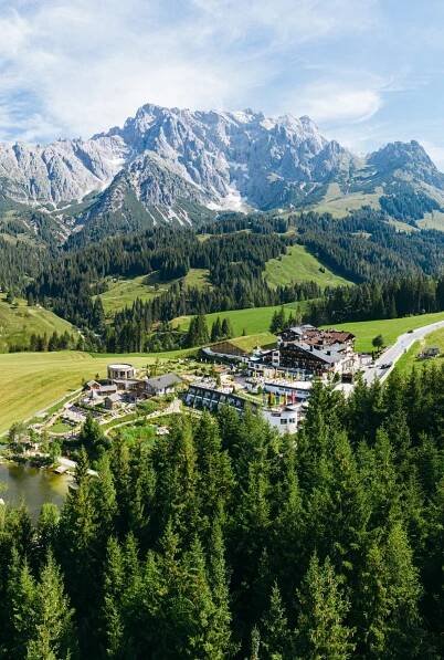 Hotelaußenansicht Sommer