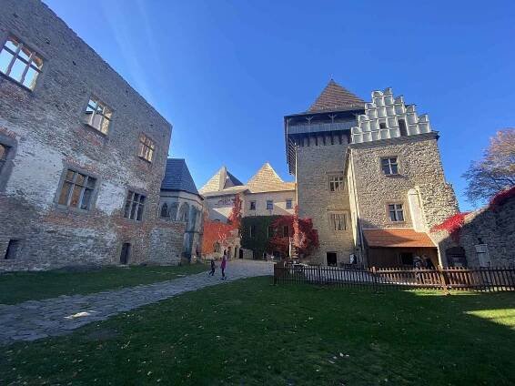 Hrad Lipnice nad Sázavou v podzimním hávu
