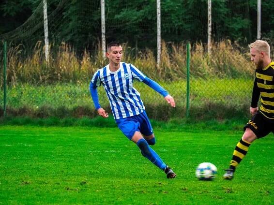 9. kolo krajského přeboru: FC Chotíkov 1932 - FK Okula Nýrsko (na snímku fotbalisté v modrobílých dresech) 2:1 (2:1).