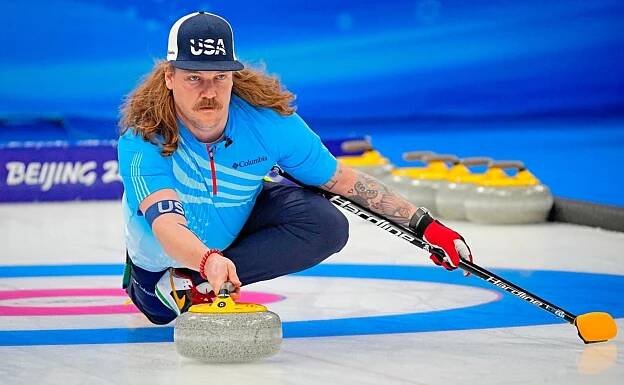 Curler Matt Hamilton pomáhá na olympiádě vybrat peníze na dobrou věc.