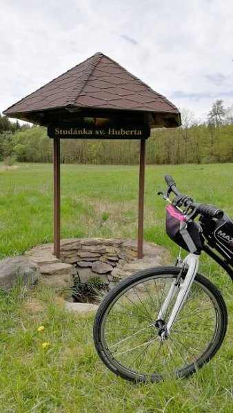 Projížďka na koloběžce po rozkvetlém okolí Příbrami – aktivní holka