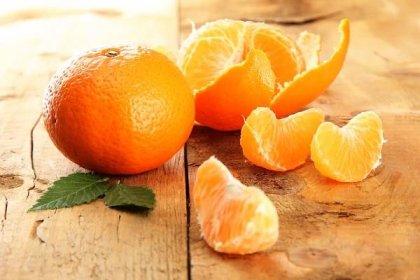 Zralé chutné mandarinky na dřevěném pozadí — Stock Fotografie © belchonock #13802251