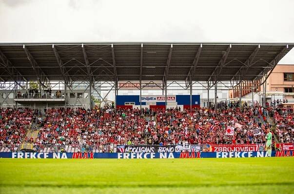 Fotbalová horečka v Brně. 5647 fanoušků na tribunách a Zbrojovka přejela Spartu