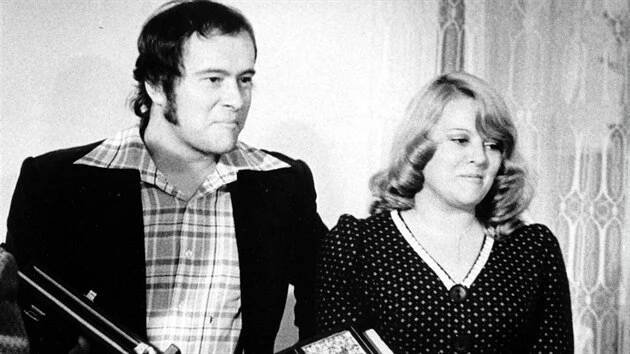 Bratislavská lyra. Hana Ulrychová vyhrála v této pěvecké soutěži roku 1971 Zlatou lyru s písní Spoutej mě, v roce 1976 (na snímku s bratrem Petrem) Bronzovou lyru s písní Nestůj, běž dál.