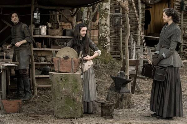 Alexander Vlahos, Jessica Reynolds, Caitríona Balfe - Cudzinka - Allegiance - Z filmu