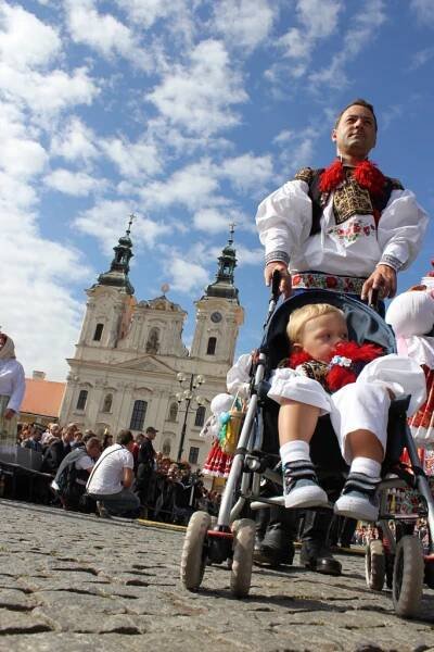 Slavnosti vína: Ve Vinohradské ulici se vypilo 6000 lahví vína
