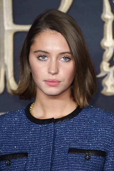 Iris Law  je dcerou lamače dívčích srdcí Juda Lawa a modelky Sadie Frost. Ostatně ve stopách matky také kráčí. Poprvé ji modeling zlákal ve dvanácti letech, kdy se ukázala na přehlídce módní návrhářky Vivienne Westwoodové. Před dvěma roky nafotila kampaň pro Illustrated People, kde zapózovala v luxusním pyžamu a od té doby se nabídky jenom hrnou. 
