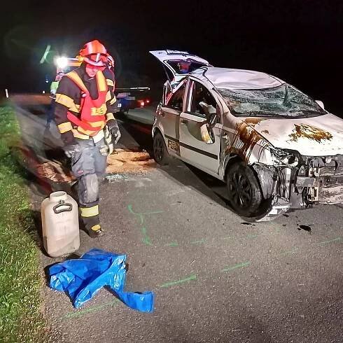 Auto u Roštína skončilo na střeše, řidičku museli vytáhnout hasiči