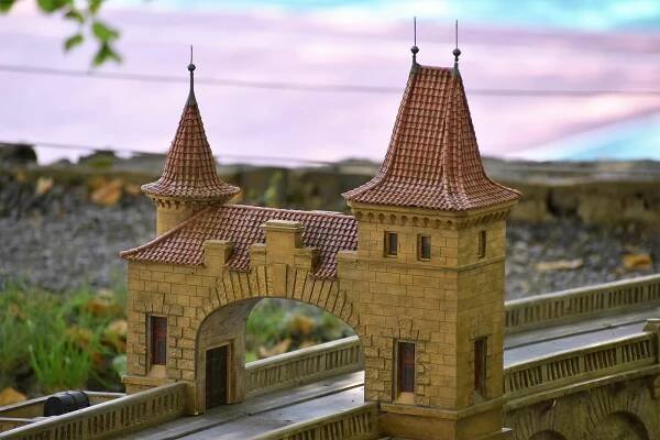 Hluboká, Karlštejn i Loket. V Parku Bohemium jsou k vidění miniatury památek