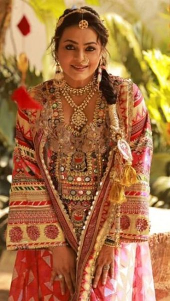 Shilpa Shirodkar's trendy ethnic outfits