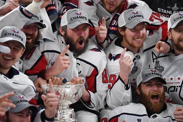 Washington má vytoužený Stanley Cup, s Ovečkinem slaví i Vrána a Kempný