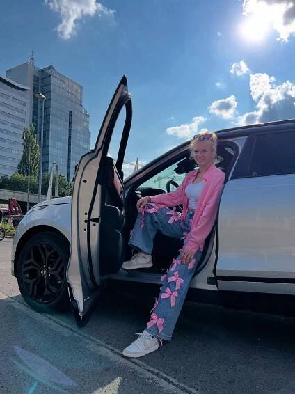 Tenistka Siniaková ukázala, jakým jezdí autem. Olympijská vítězka si užívá sporťák značky, kterou čeká restart