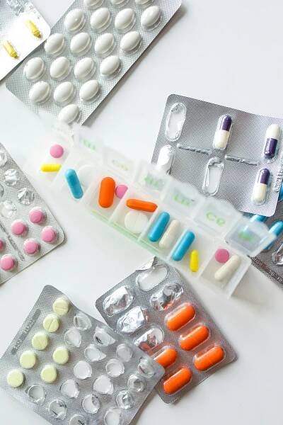 Základová fotografie na téma analgetika, antibiotika, balení pilulek, barva, blistr na pilulku, blistrové balení, dávkování