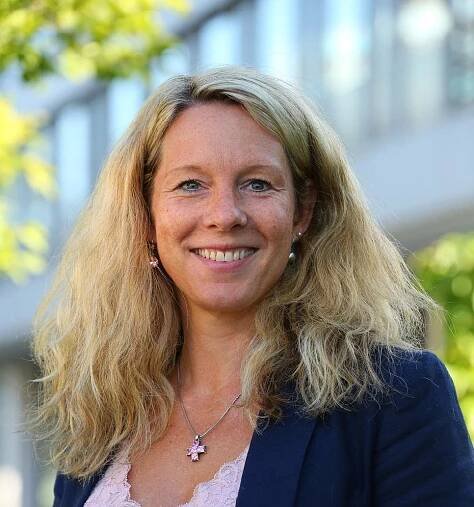 Blonde Frau mit blauem Blazer