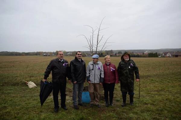 Sázení lípy - oslavy 100 let republiky - Oficiální stránky obce Byzhradec