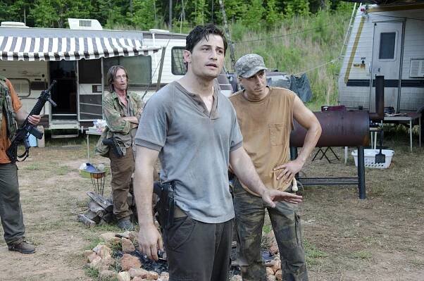 Živí mrtví - Přítěž - Z filmu - Enver Gjokaj, Kirk Acevedo