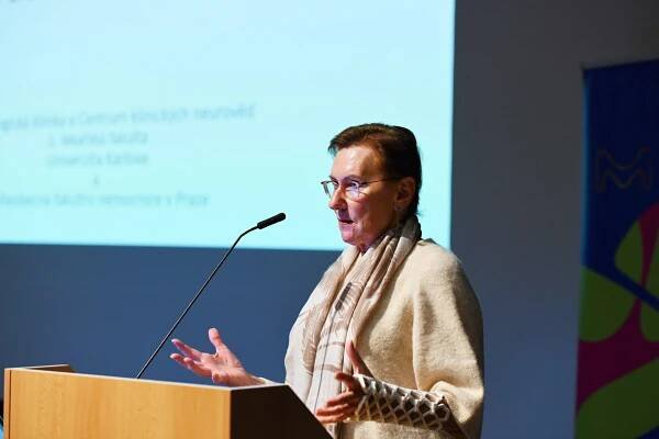 Prof. Eva Kubala Havrdová – premiérové vysílání „Mistři medicíny“ na ČT 2