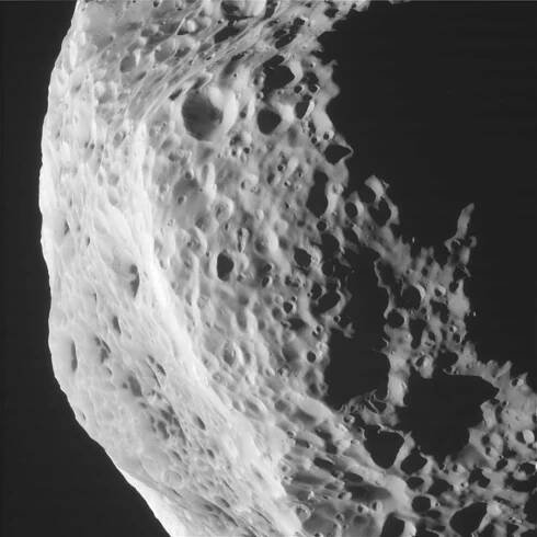 Saturnův měsíc Hyperion v novém světle | Aktuality AK | Hvězdárna Valašské Meziříčí 