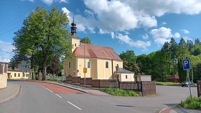 Kostel a okolí