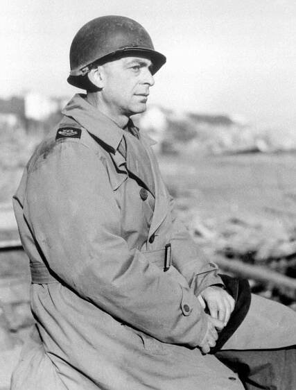 A black and white photo of the journalist Edward Kennedy