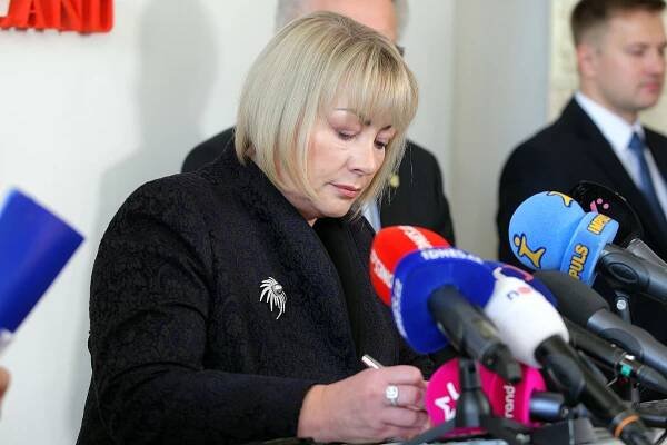 Foto: Ivana Zemanová si svého muže váží. První podepsala petiční arch na jeho opětovnou kandidaturu
