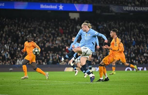 Erling Haaland of Manchester City scoring a goal.