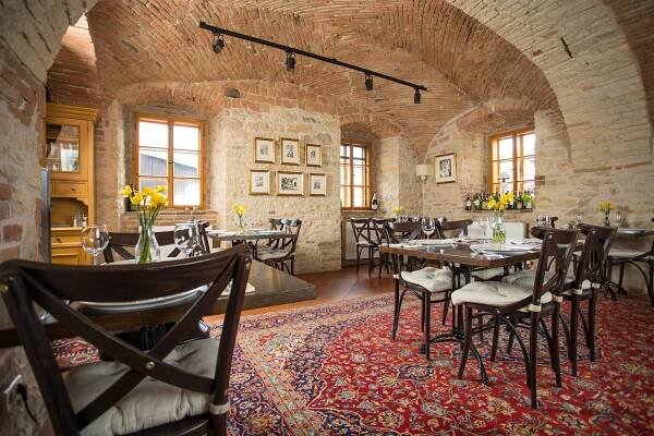 Dvůr Hoffmeister ve středočeských Velkých Číčovicích. Provozuje restauraci, nabízí také ubytování a služby jezdeckého centra.