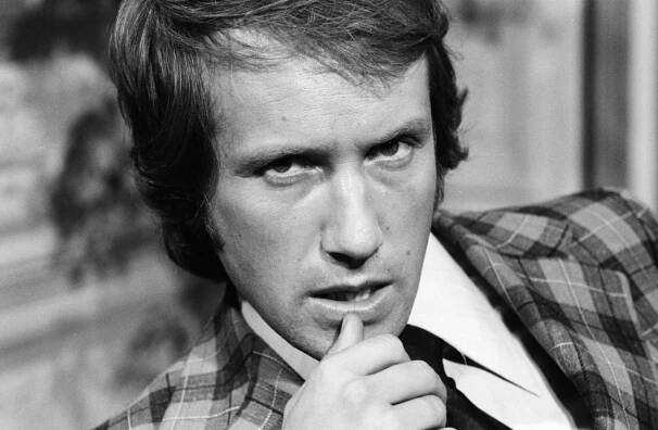 FOTO: Yves Rénier jako komisař Moulin. – stránka 1
