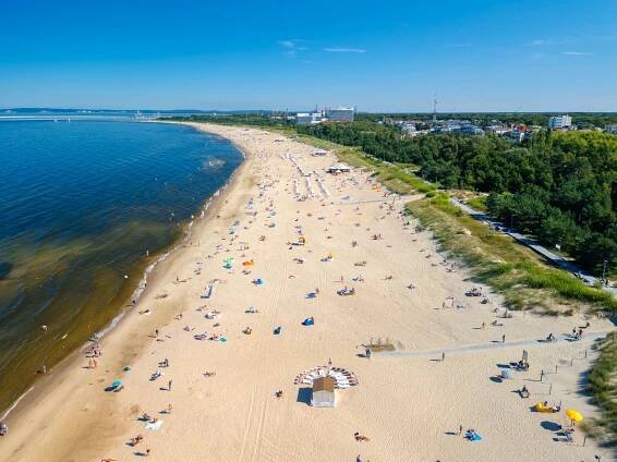 letecký pohled na pláž u města swinoujscie léto polsko - svinoústí - stock snímky, obrázky a fotky