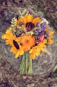 Slunečnicová kytice se slamněnkami a polními kvítky