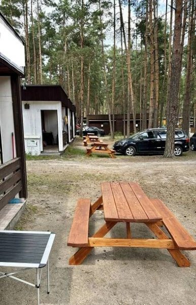 Chata 1, 2, 3, 4, 5 - sezení před chatou