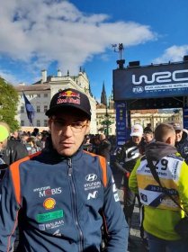 OBRAZEM: Premiéra světové rallye v Česku. Piloty vítal prezident Petr Pavel