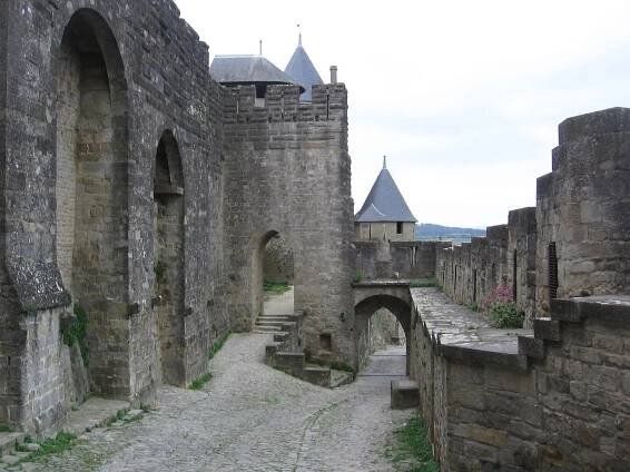 File:Fortezza di Carcassonne - interno-1.jpg