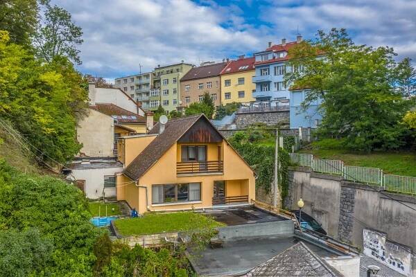 Mladá Boleslav- Prodej rodinného domu 4+1 v centru města, 201 m2, prostorné garáže, vhodné jako investice – Roin reality
