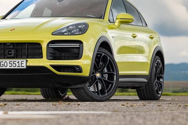 Porsche Cayenne před 21 lety předběhlo dobu. Dodnes je ideálním luxusním SUV pro milovníky značky