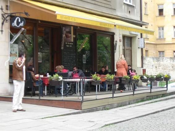 U restaurací vyrostly předzahrádky! Město chystá kontroly! - QAP.cz