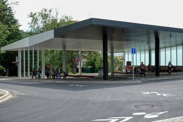 V Kuřimi mají nový dopravní terminál, ještě tam zrenovují nádražní park