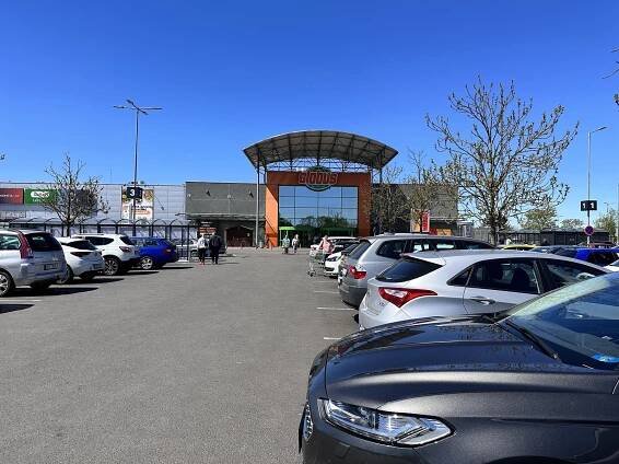 Parkoviště u budějovického Globusu je dál bez závor. Jejich spuštění se odkládá