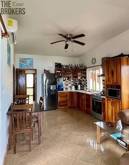Two Story Wooden Home Czech Village, Roatan | Reality.iDNES.cz 