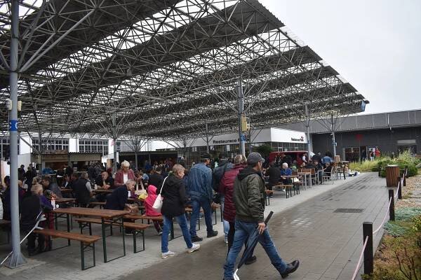 Déšť? Nevadí. Setkání sběratelů a blešák v Kroměříži i tak navštívily davy