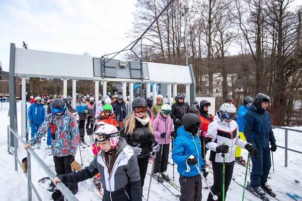 VIDEO: Ski areály na Bruntálsku přilákaly lyžaře z jižní Moravy i Vysočiny