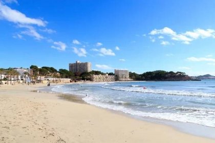 Panorama pláže Peguera a Středozemního moře na ostrově Mallorca, Španělsko — Stock obrázek